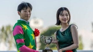 【新潟記念】見上愛が2年ぶりの新潟競馬場で表彰式に登場