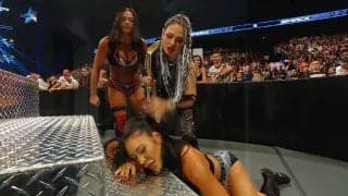 何が起こった？ 美女レスラーが5秒で敗戦→相棒の日本人女子が“理不尽ブチギレ”制裁の奇行「これはやりすぎ」