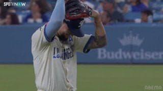 痛恨すぎる…“ヘディング”捕球ミスの一部始終 ド軍、好プレー一転の連携ミスに大きなため息「何してんの？」「頭で受けるなよ」