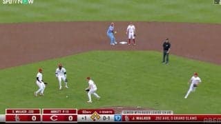 球場騒然！お見合い落球から“まさかの展開”「なんだこれ」「ワケわからんｗ」インフィールドフライをめぐって“大混乱”「珍プレー行き」