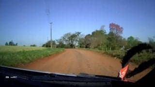 世界ラリーで「空飛ぶタイヤ」 史上初の“赤土極悪路”が牙を向く驚きの光景に「農道パナい」ファン衝撃