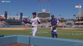 “連敗ストッパー”山本由伸の圧巻投球に観客も総立ち！ ロバーツ監督は熱烈ハグ…最後は“ファインプレー締め”で由伸も笑顔