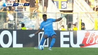 驚愕！ 鈴木彩艶が“40m高速グラウンダーパス”で強豪クラブ翻弄「司令塔キーパー」「今のヤバすぎw」元日本代表GKも絶賛