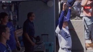 今日は援護点があるぞ！ 山本由伸、頼れるベテランの技あり打に“全力バンザイ”ベンチで大喜びの一部始終