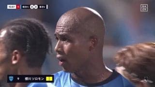 退場したくない…レッドカードを出されて必死の抵抗「出るしかない」「ちょっとかわいそう」不要な接触で2枚目イエロー→選手が退場拒否の一部始終