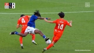 嘘だろ？久保建英、封じられた左を囮に逆足フィニッシュ！「左に食いつかせての右か」「右足もいいからね」ひとりで中央突破→ゴール強襲の瞬間