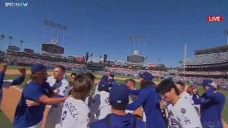 ドジャース劇的サヨナラ勝ちで“ベテランコンビ”がわちゃわちゃ…カメラが捉えたカーショー＆フリーマンの“はしゃぎっぷり”が話題に