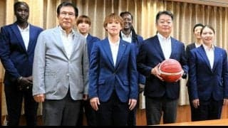 女子バスケの山梨QB、今季の飛躍を誓う 長崎知事「期待したい」