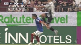 物議を醸すジャッジ！「意味わからん」「もろ後頭部」背後からジャンピングニーを喰らう危険接触→倒された選手がイエローカードでファンの不満噴出