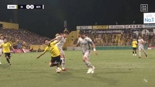 判定に物議！日本代表DF、ペナルティエリア内の接触でファウル→PKに「これがファウルなん？」「相手がうまかった」