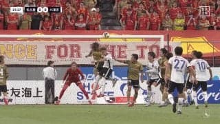 「ファールだろ」フライング顔面エルボーが見逃しに「肘当たってるな」危険なプレーにファン怒り