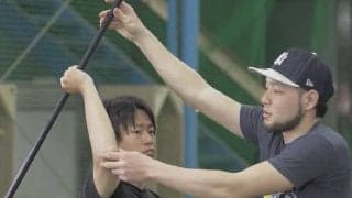 キャッチボール上達を妨げる「腕力頼り」　MLB投手も実践…上体の連動作る“棒ドリル”