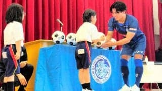 水戸ホーリーホック選手が小中学校にボール贈呈　月間MVP賞金活用