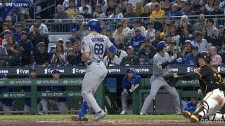 ド軍戦、バット吹っ飛ぶ“珍プレー”に「大谷もびっくり」 まさかの事態に“次打者”の大谷翔平も驚く