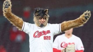 “大変身”の人気俳優に騒然「届いててすご」　豪快フォームに驚き「着ぐるみで!?」