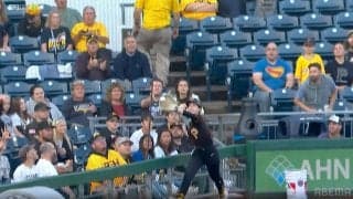 ド軍戦で敵軍ボールガールが「見事なキャッチ」 鋭いライナーを好捕し“笑顔”で観客魅了、米メディアも称賛