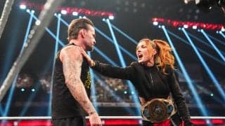 何が起こった？ 前代未聞、愛妻に敵の“急所”を殴らせる…手段選ばぬタイトル防衛が論争に「なんてことだ」