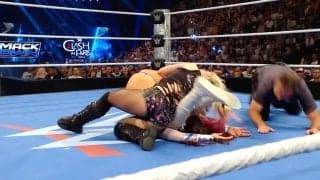 一瞬のスキをついた？ 美女レスラーの“強引すぎる”丸め込みに悶絶…負けた相手はブチギレ理不尽“復讐制裁”のカオス劇