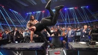 「正気か？」テーブルからテーブルへ“高速タックル”衝撃の場外乱闘シーンに観客ドン引き「これは…」