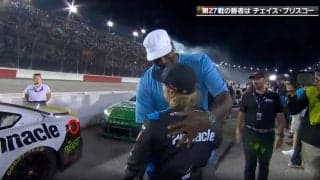 サーキットに現れたマイケル・ジョーダンがデカすぎる！ 62歳の“近影”に「比べるとあまりにも小さな…」人気レーサー讃える姿が話題