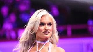 「めっちゃキレてる」美女レスラーが“流血キャットファイト”場外乱闘でハプニング…体を震わせ“ブチギレ”一部始終