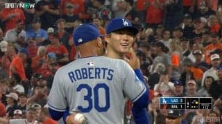 ロバーツ監督が、ベッツ＆フリーマンが…大エース山本由伸の“ノーノー目前”被弾降板に熱い抱擁 心震わせた20秒間の名シーン