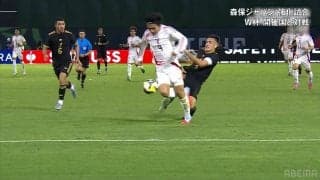 「明らかにレッドだろ」上田綺世の決定機阻止への不可解判定にファン大ブーイング→VAR介入で退場に「意味わからん」