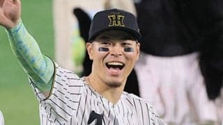 優勝の瞬間…佐藤輝明の“行動”が「ほんま泣ける」　真っ先に抱きしめた相手にSNS感涙