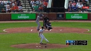 オオタニが打ったよ！ 大谷翔平の先頭打者アーチをあわや見逃す？ 自由すぎる“よそ見キッズ”にほっこり