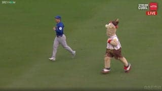 鈴木誠也が敵軍マスコットに「絡まれてるやん」 試合中もまさかの注目「またちょけてるよ」珍光景を現地中継が“イジる”