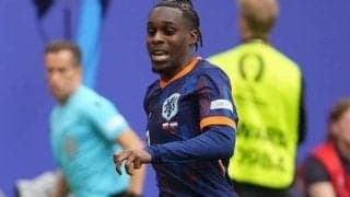 ｢柱級の選手集めててヤバすぎ｣負傷離脱中のイングランド代表が『鬼滅の刃』無限城編のプライベート試写会ショット公開！ 善逸キーホルダーもぶら下げる私服ショット