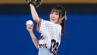 スカートふわりの“完璧投球”　ノーバウンドに神宮騒然…人気美女がマウンド上で大喜び