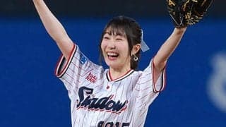 スカートふわ→豪快投球が「いいフォーム」　人気美女の“渾身”に興奮「なかなかの強肩」