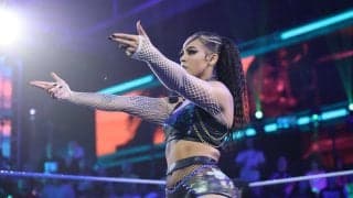 女子レスラー、お尻で“壁ドン”→強烈すぎて壁を破壊してしまう…最後はカメラに“ドヤ顔”で観客騒然