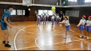 「近畿クラブスフィーダ」の選手ら、愛媛の小学校でバレーボール教室