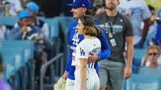 米美人女優がド軍戦始球式　大谷ボブルヘッドデーに登場…へそ出しユニ姿で一投、場内歓声