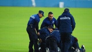 ド軍戦でファン乱入の珍事　警備員タックルで制圧…本拠地騒然、両軍選手驚き