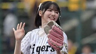 美女アイドルが甲子園で“火の玉ストレート”披露!?　ミニスカ姿で豪快投球に虎党歓喜