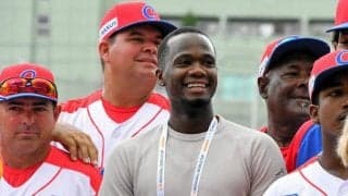 ソフトバンクのモイネロがU18キューバ代表を激励　野球道具も寄贈