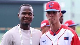 鷹・モイネロが突然現れたワケ　母国に“サプライズ”…支援に寄付、善行で広がる絆