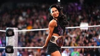 「褐色美人」「仕上がりすぎ」伝説の美女レスラー、“バキバキ”腹筋で衝撃復帰 年齢不詳の美貌にファン騒然