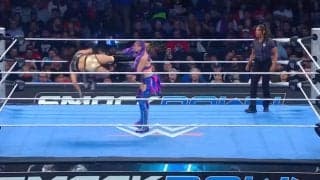 「音ヤバい」人気日本人女子レスラーが“吹っ飛んだ”…強烈ミサイルキックの餌食に「突き刺さったぞ」ファンもドン引き