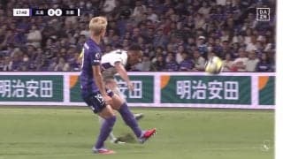 アニメかよ！怪物FWがパワーシュートでピッチに“巨大穴”をあけた瞬間「見たことないエグれ方」「日向小次郎みたい」自ら穴埋めする姿も話題に