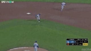 「運動神経がレベチ」山本由伸を超絶美技で援護 ベッツのファインプレーが炸裂した瞬間「上手すぎる」「今日も頼もしい」