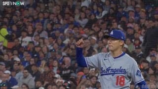 「漫画みたい」山本由伸、同僚のファインプレーにガッツポーズ！美しすぎるジャンピングキャッチの瞬間