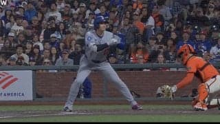 何が起きた？ 大谷翔平の打席で“謎のハプニング”「どうした」「びっくりした」叫んだ後に動かなくなる… ファン騒然「笑ってるやん」