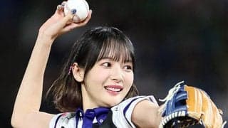 「綺麗すぎる」美女が脚上げ投球で魅了　“役満ボディ”炸裂に反響相次ぐ「足長すぎ！」