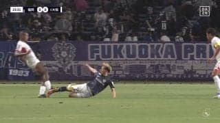 「これがカードなし？」ファン絶句の危険スライディング炸裂　強烈足首キックもお咎めなしで「流石にやばすぎる」