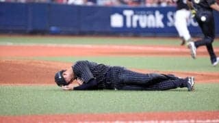 オリ曽谷、折れたバットが胸に直撃　担架で運ばれ緊急検査へ…アクシデントに場内騒然