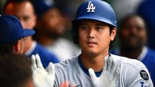 「バットを放り投げて攻撃を活性化させようとした」49号“衝撃弾”にスタンド騒然　大谷翔平の一発を機にドジャース2ケタ得点爆発